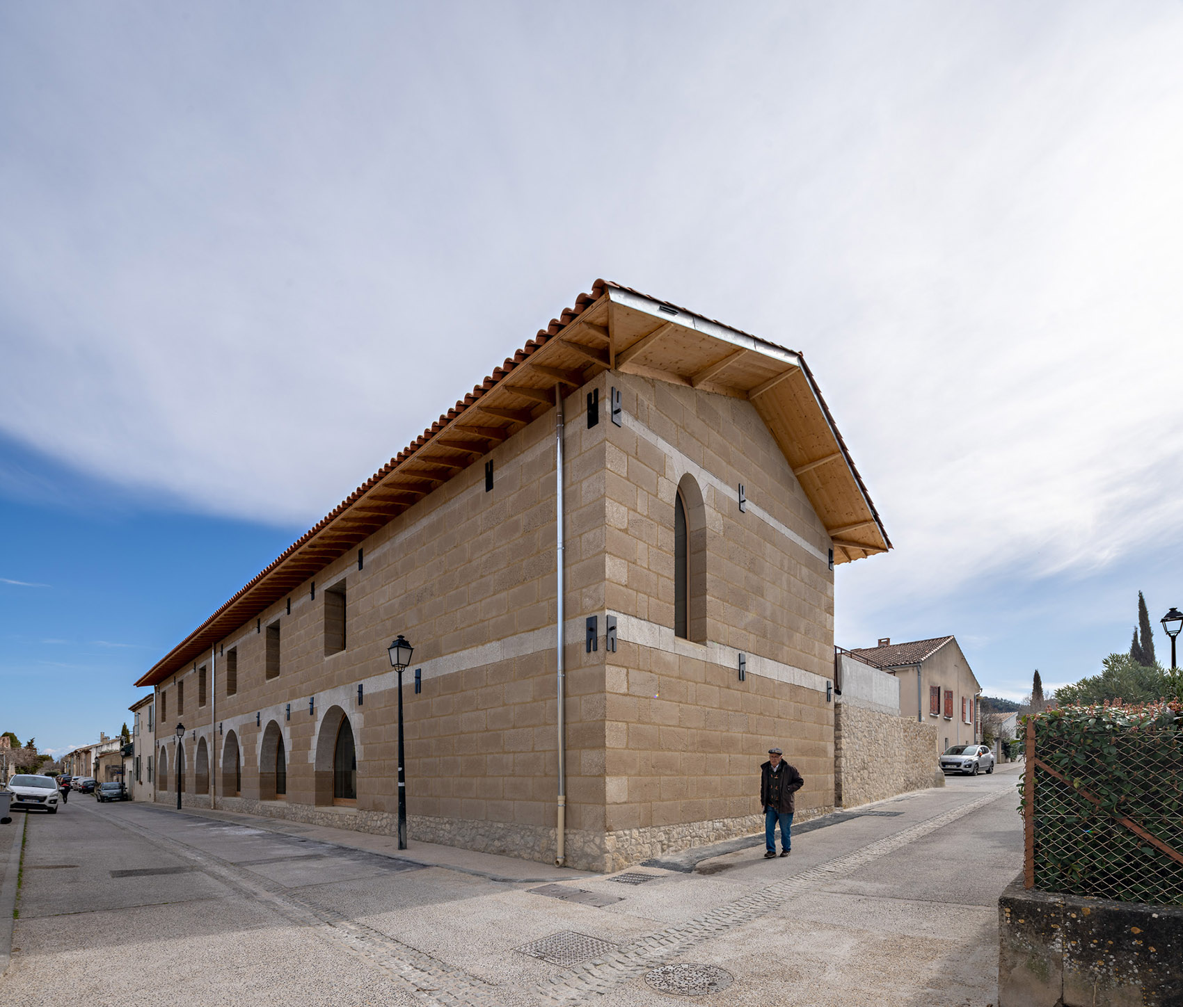charleval healthcare center by combas architectes