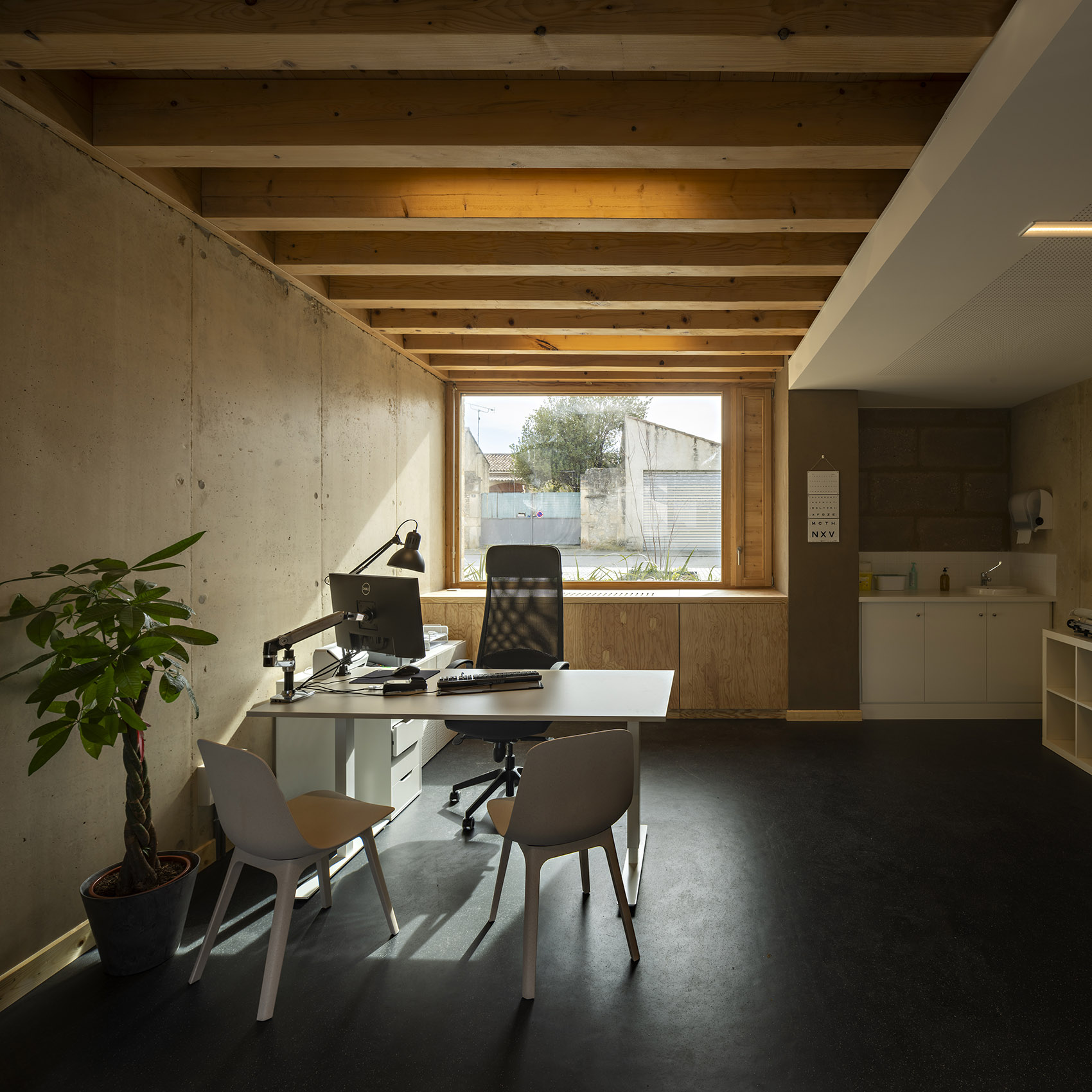 charleval healthcare center by combas architectes