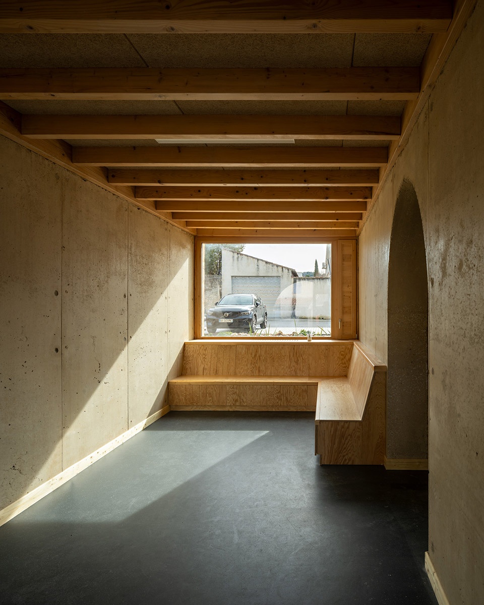charleval healthcare center by combas architectes