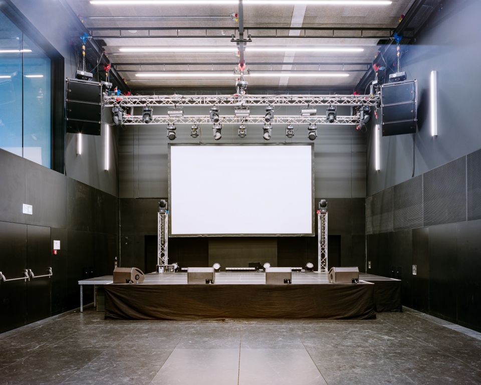 public facilities building at jonction geneva by lacroix chessex