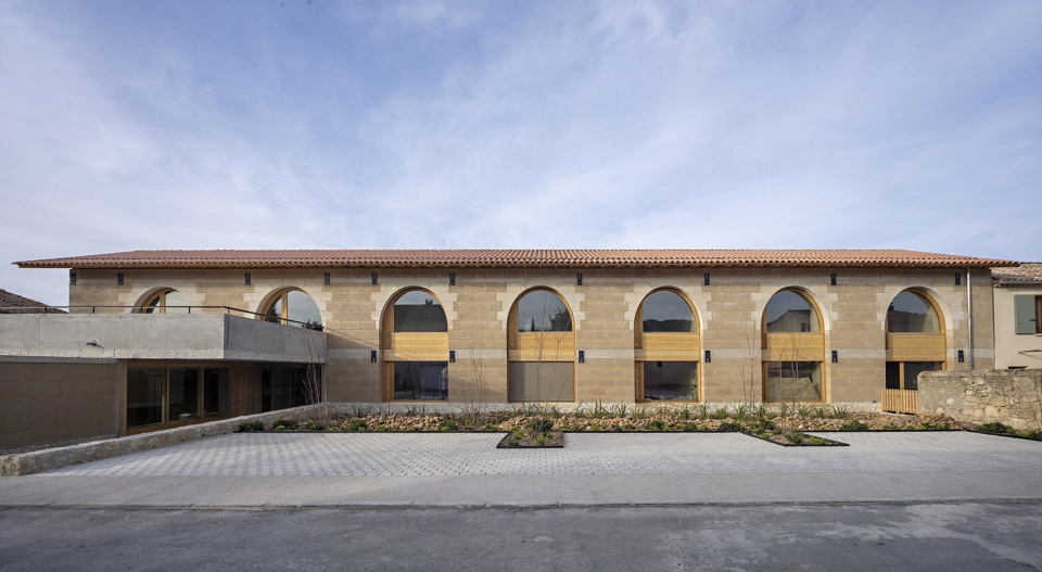charleval healthcare center by combas architectes