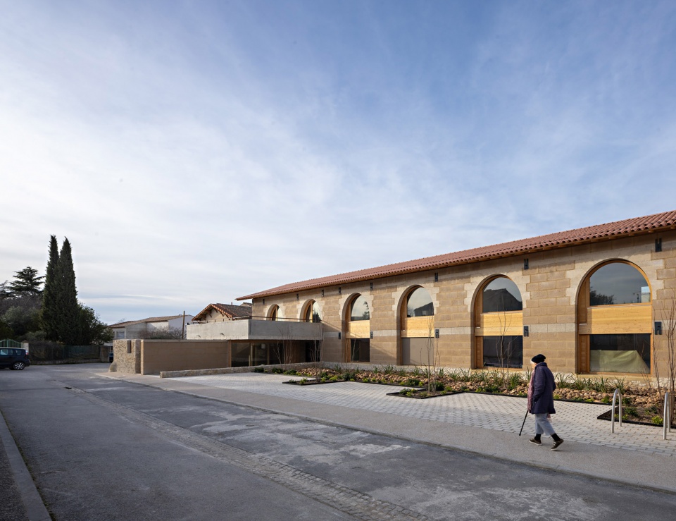charleval healthcare center by combas architectes