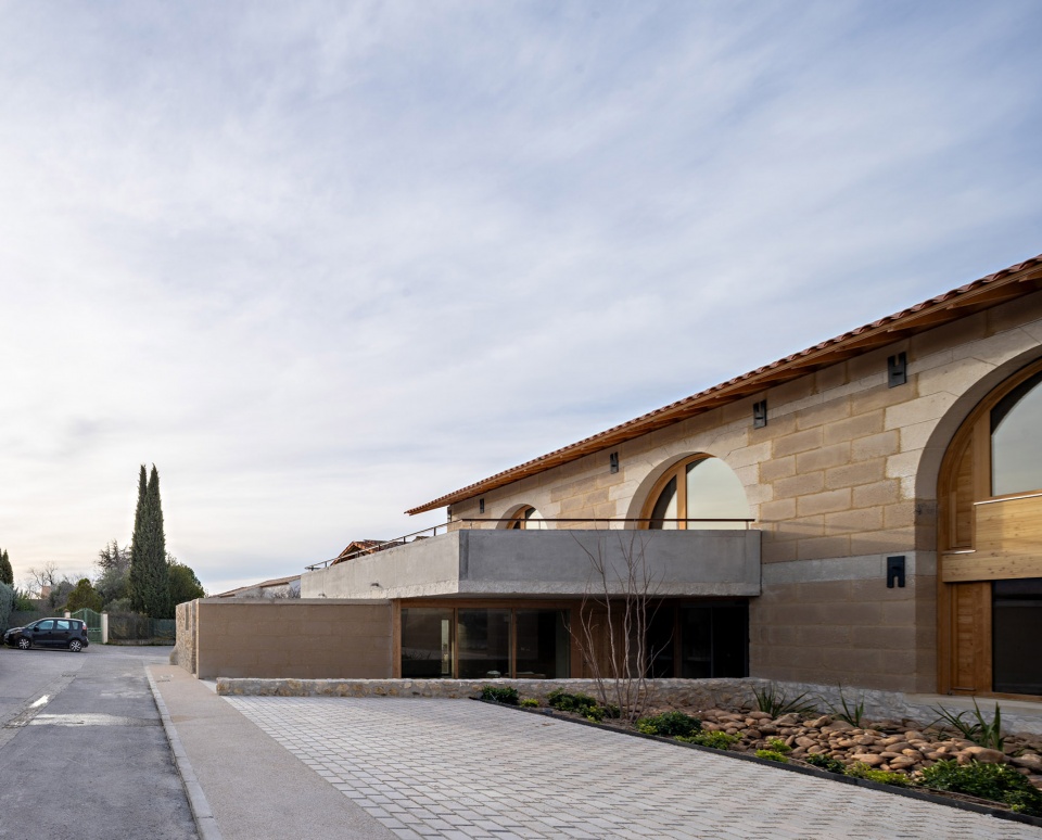 charleval healthcare center by combas architectes