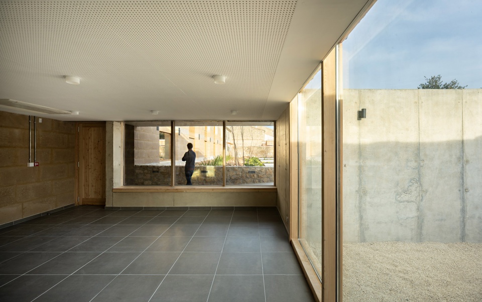 charleval healthcare center by combas architectes