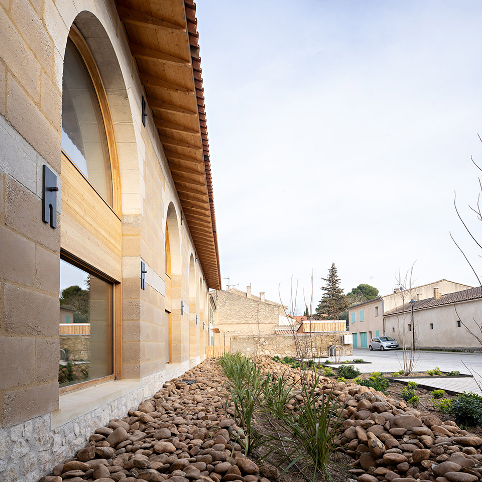charleval healthcare center by combas architectes