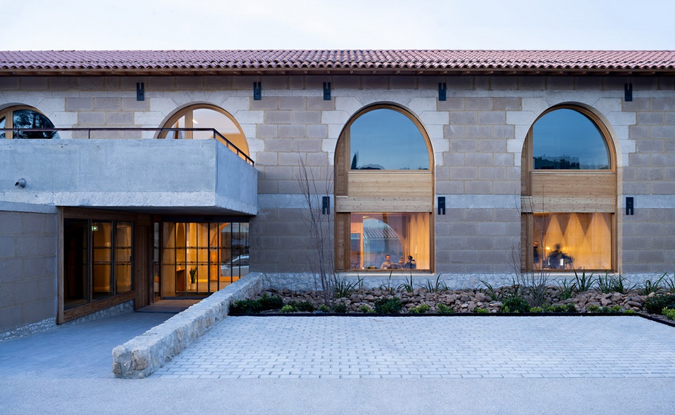 charleval healthcare center by combas architectes