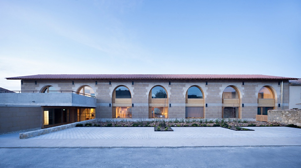 charleval healthcare center by combas architectes