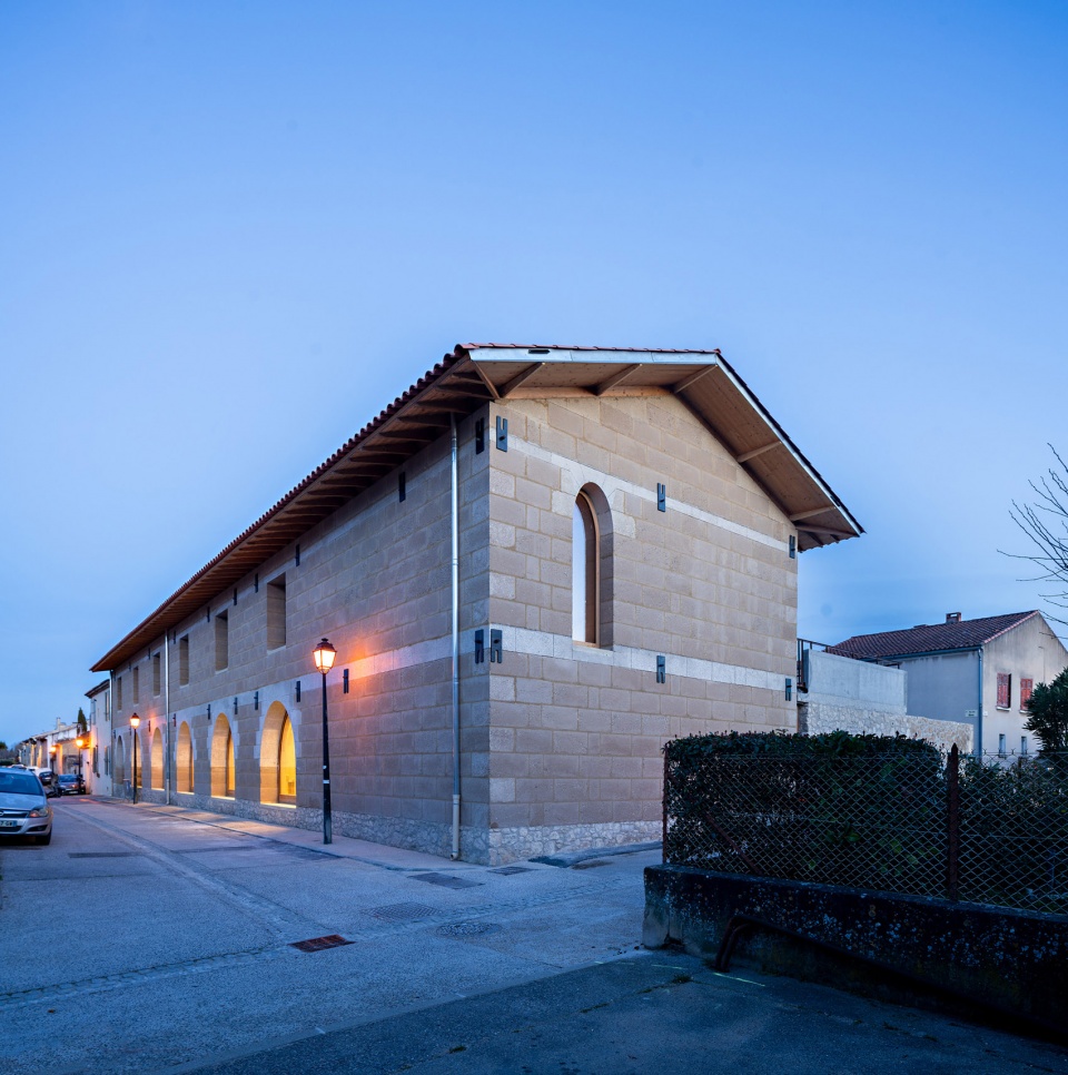 charleval healthcare center by combas architectes