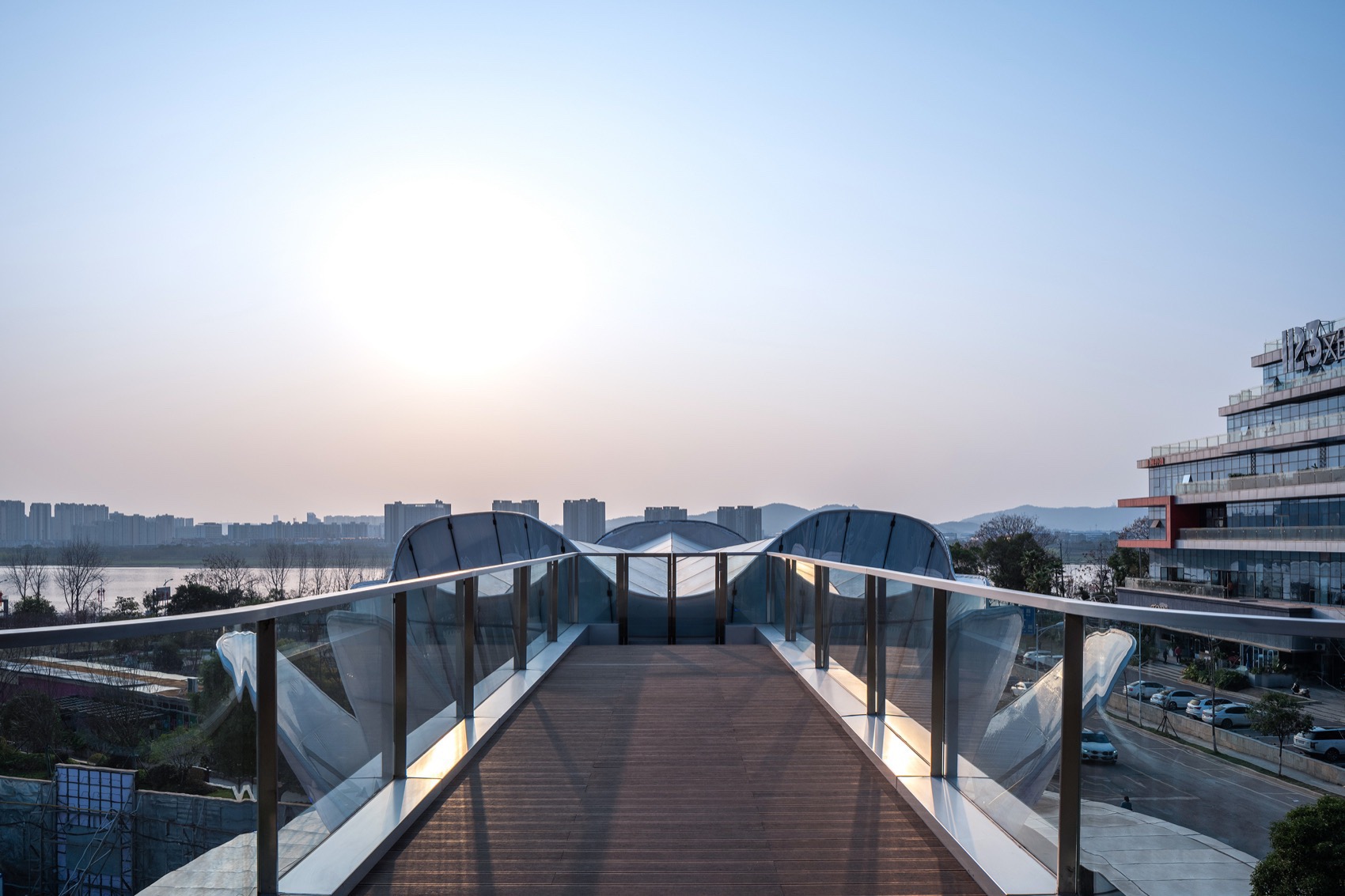 Lotus by the Xiangjiang River by Zhu Peidong from line+ studio - 谷德设计网