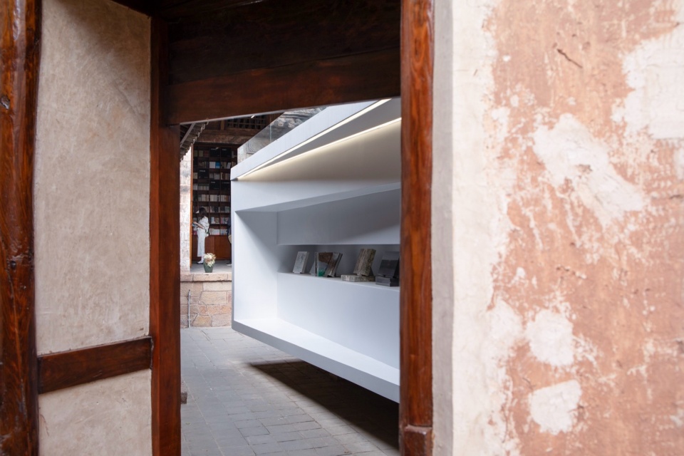 耳房看向书廊 View to the book gallery from side room ©存在建筑 建筑摄影 Arch Exist Photography