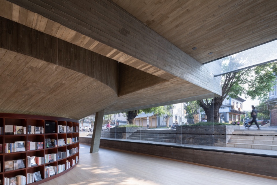 半下沉的书籍陈列区 Half sunken book display area ©存在建筑 建筑摄影 Arch Exist Photography