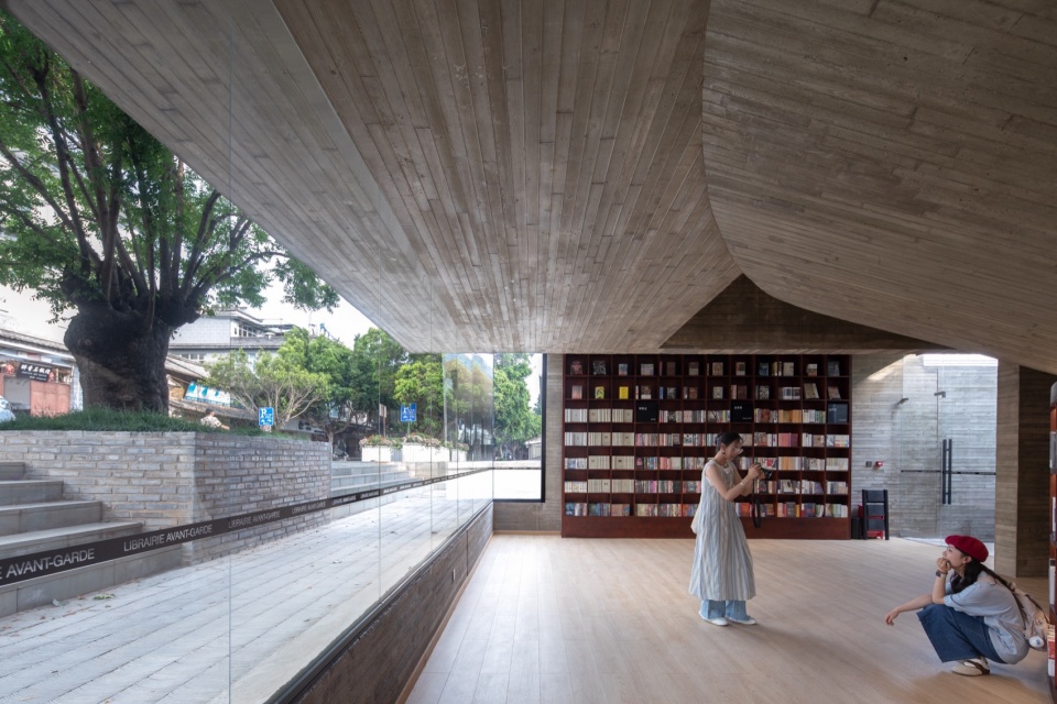半下沉的书籍陈列区 Half sunken book display area ©存在建筑 建筑摄影 Arch Exist Photography