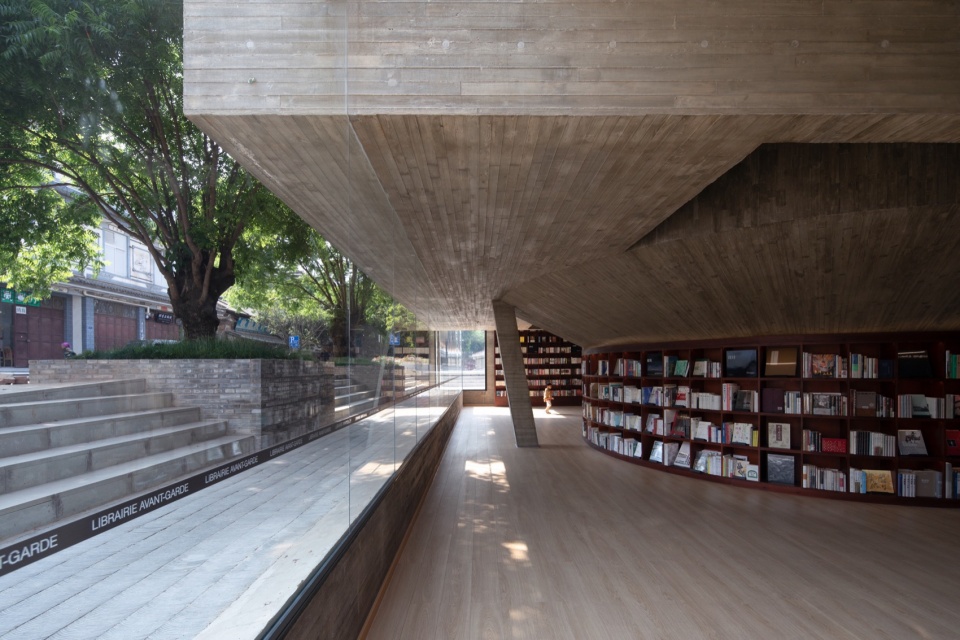 半下沉的书籍陈列区 Half sunken book display area ©存在建筑 建筑摄影 Arch Exist Photography