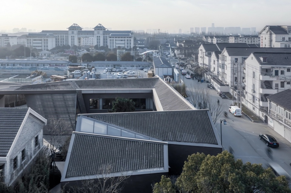 image17 扩建建筑屋顶脱胎于民国办公楼双坡屋顶,并结束于苏式弧线屋顶 shizikou relics protection and extension