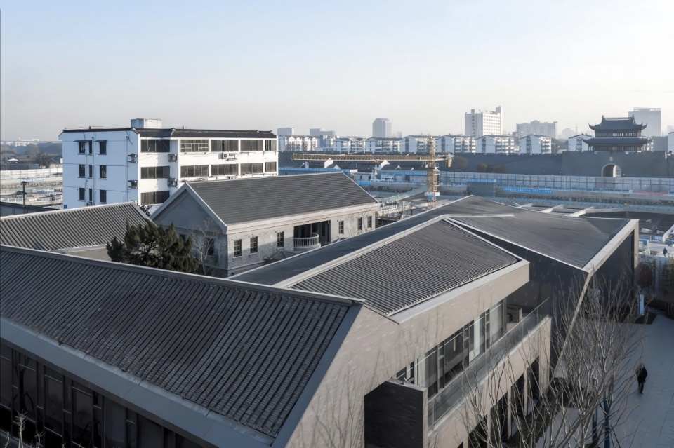 image18 扩建建筑屋顶脱胎于民国办公楼双坡屋顶,并结束于苏式弧线屋顶 shizikou relics protection and extension