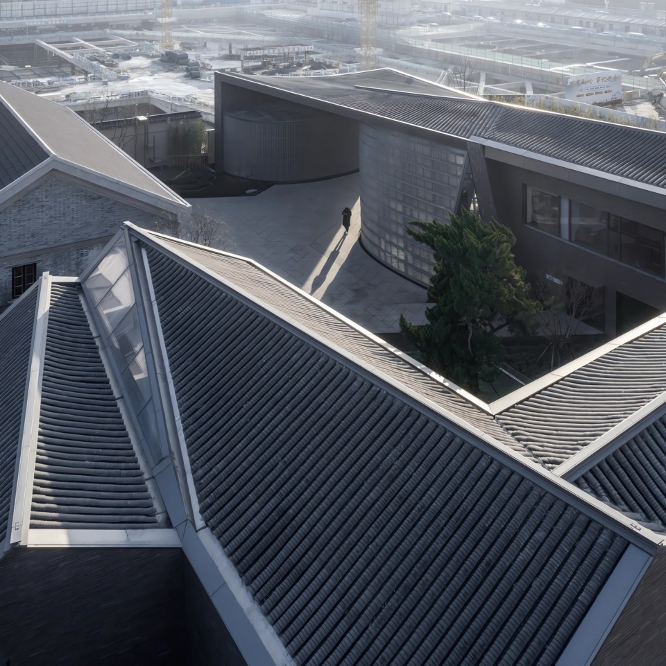 image19 扩建建筑屋顶脱胎于民国办公楼双坡屋顶,并结束于苏式弧线屋顶 shizikou relics protection and extension