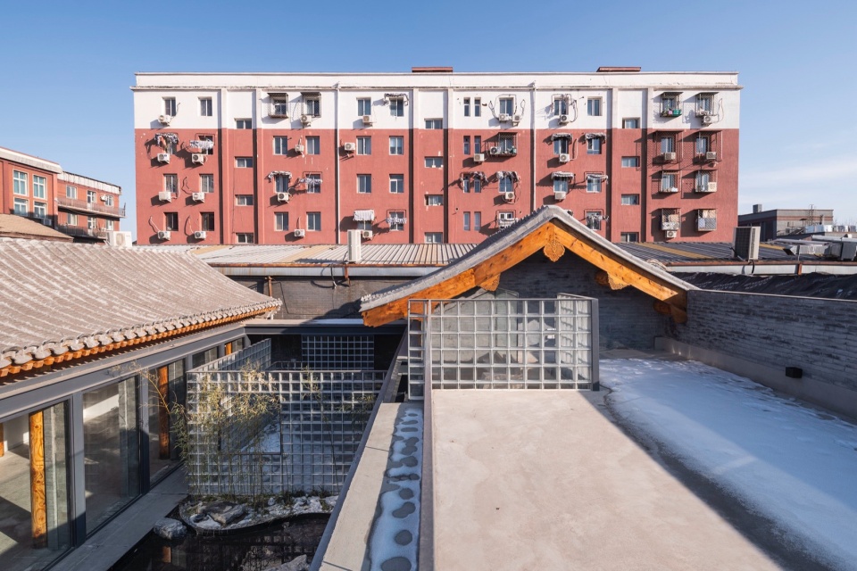 rooftop photograph by Jin Weiqi