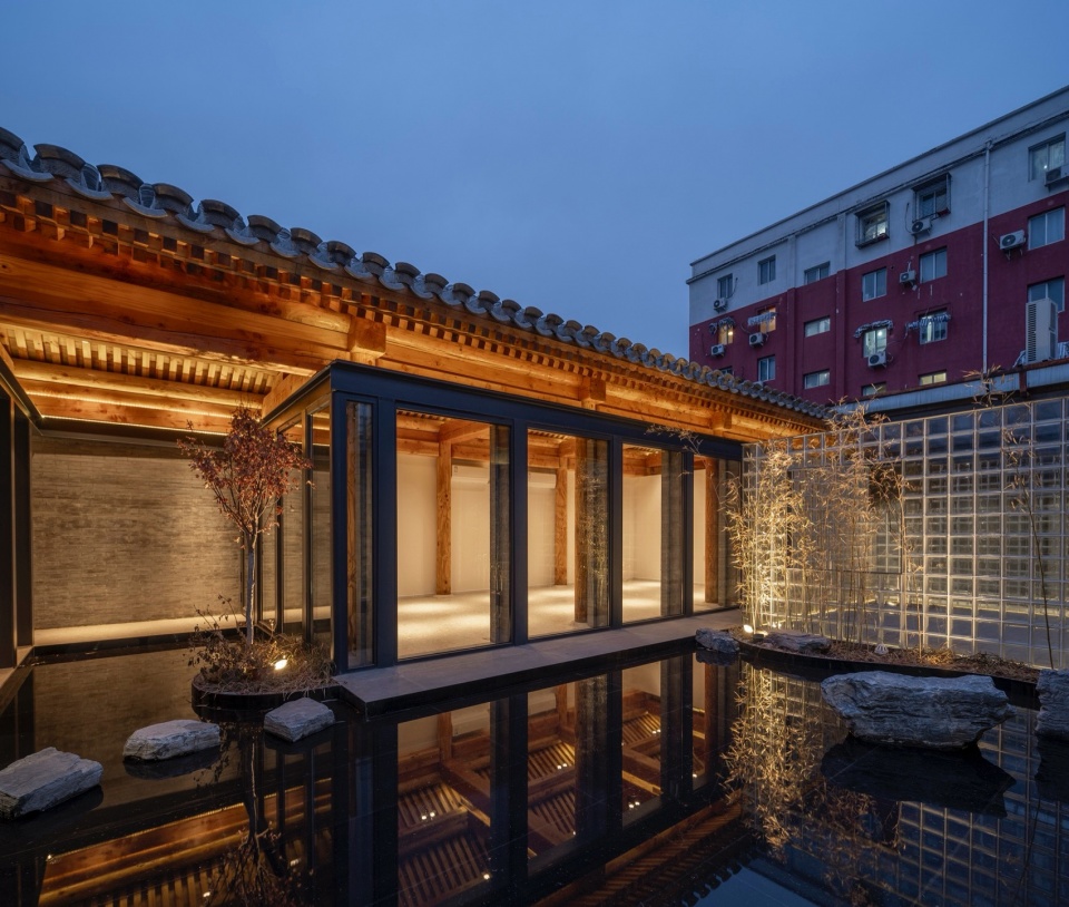 view of Banfen pool in evening photograph by Jin Weiqi
