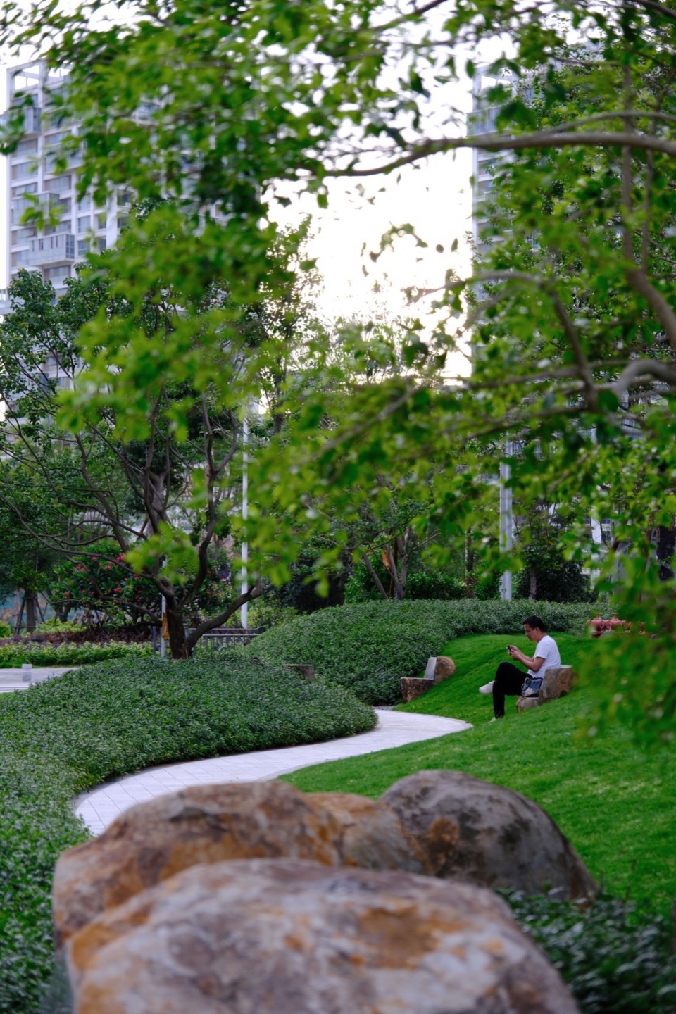 介于市政和企业用地上一条散步道,A promenade between municipal and corporate land© 三毛