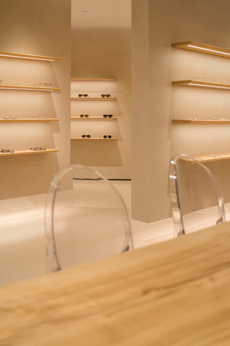 从服务区看展柜 ab premium optics by ww architects