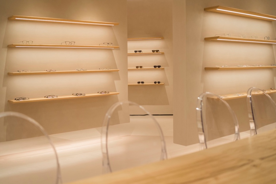 从服务区看陈展空间 ab premium optics by ww architects