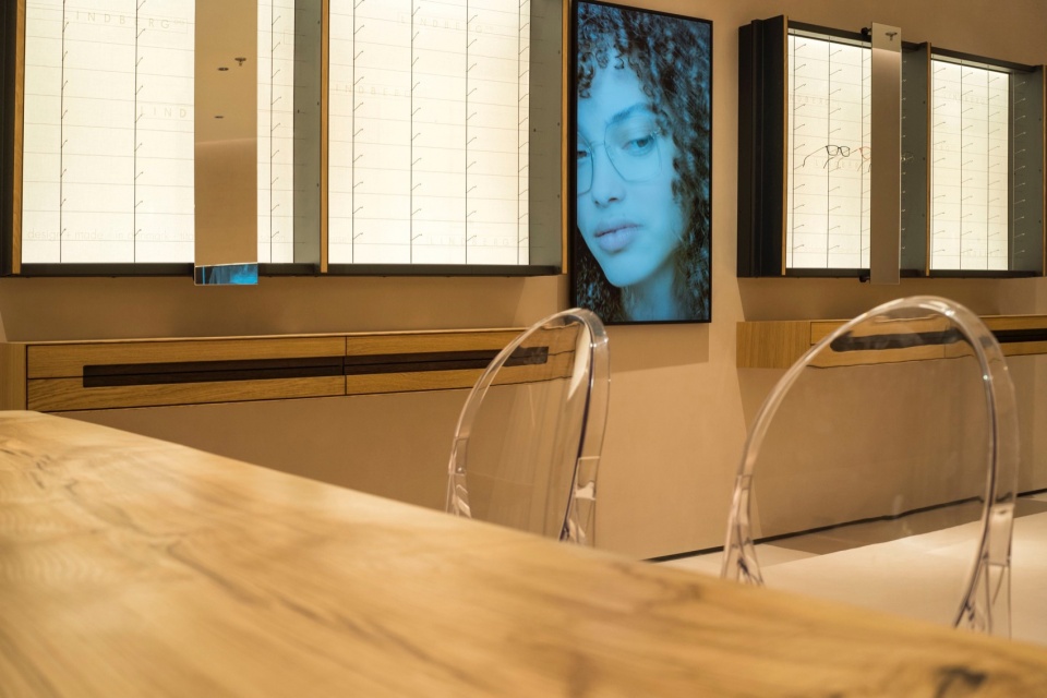从服务台看展柜 ab premium optics by ww architects