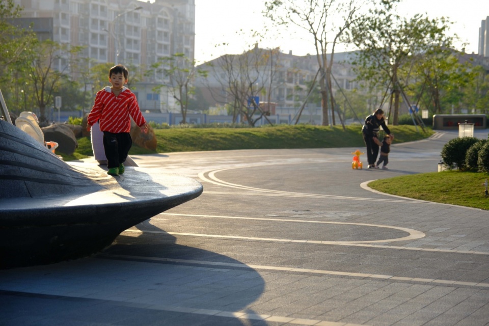 傍晚周边居民带儿童活动,In the evening nearby residents take their children to activities© 三毛