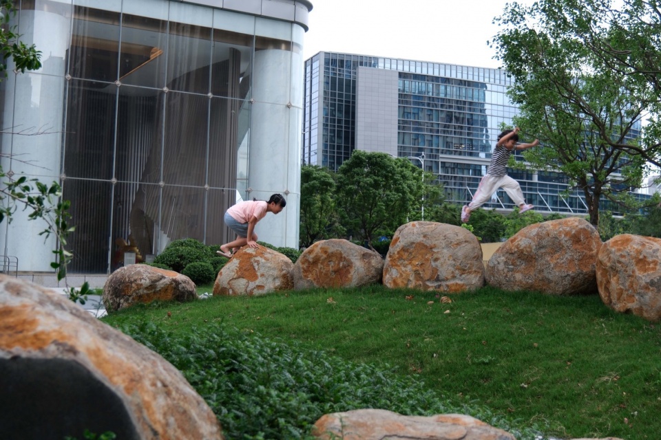 在原石上嬉戏的儿童,Children playing on local stones© 三毛
