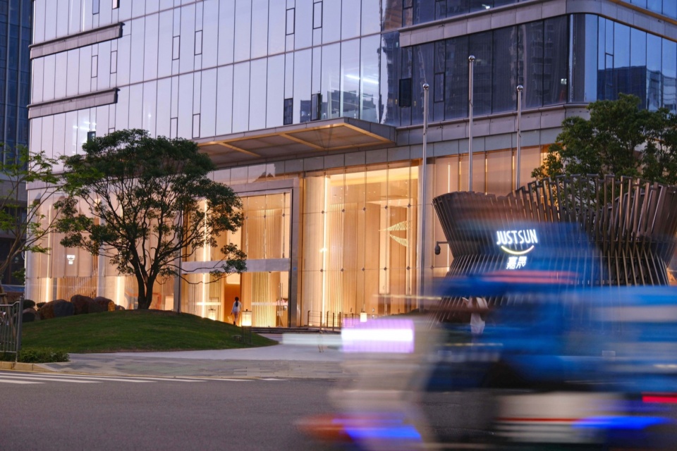 夜景沿街南面,Night view along the south side of the street© 三毛