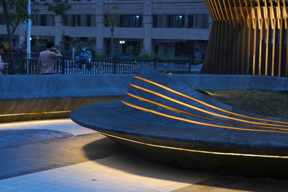 树池夜景,Planting Pool Night View © 三毛