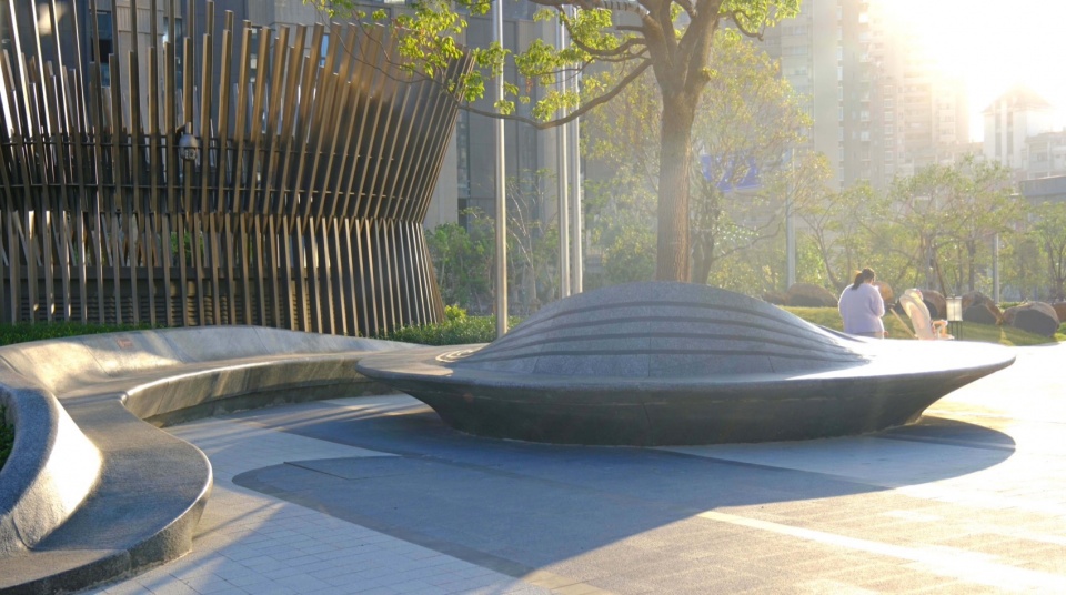 流线型设计的树池和座椅,Streamlined tree pits and seats© 三毛