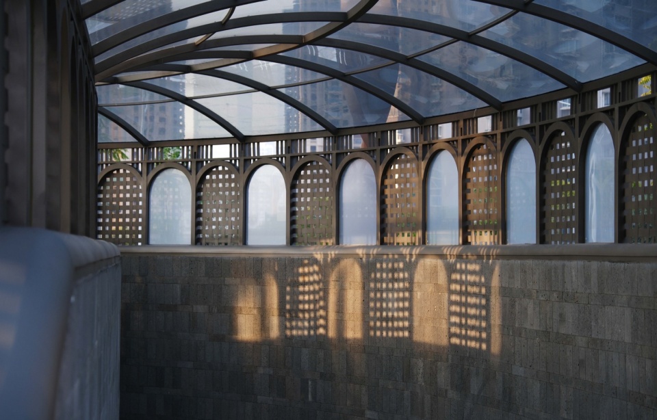 车库雨棚竹编装饰取自南洋元素,The bamboo decoration of the garage canopy is inspired by Nanyang elements.© 三毛