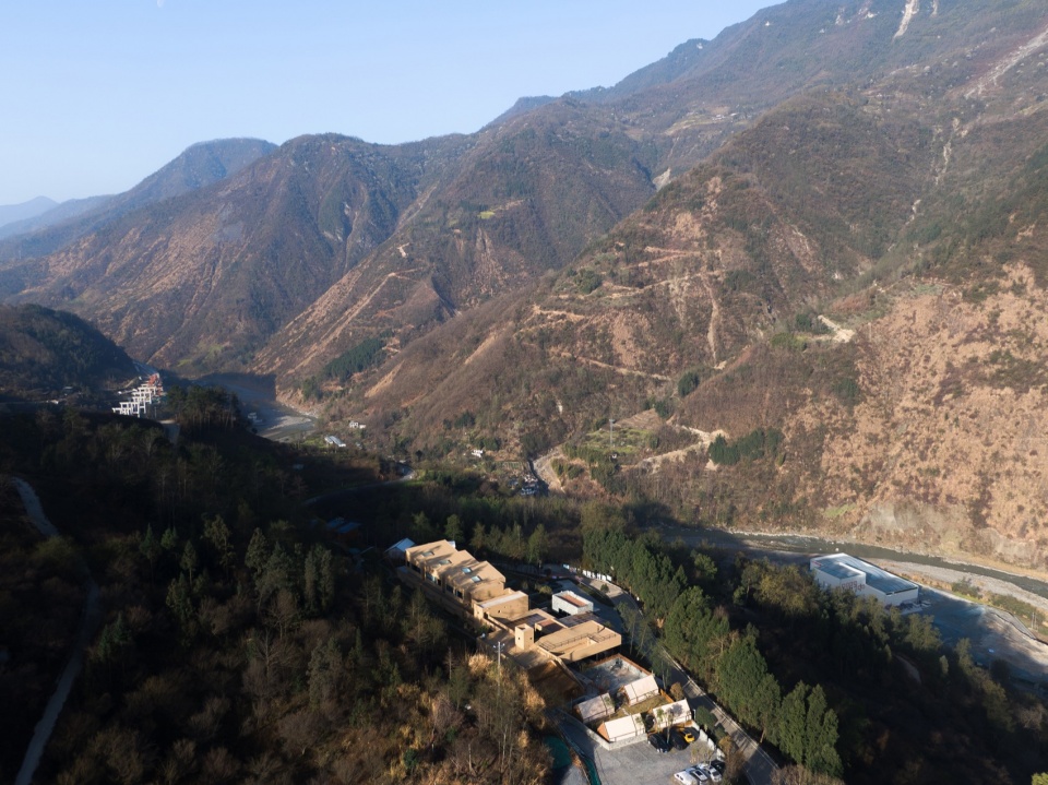 Pingwu Sichuan Plum villa by Archermit