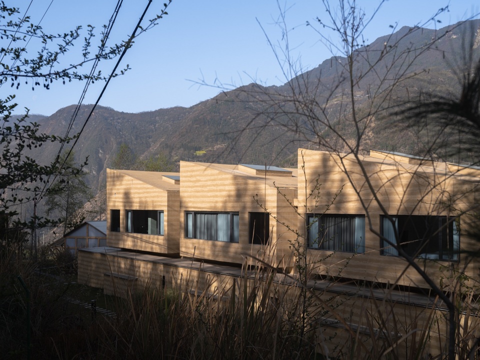 Pingwu Sichuan Plum villa by Archermit