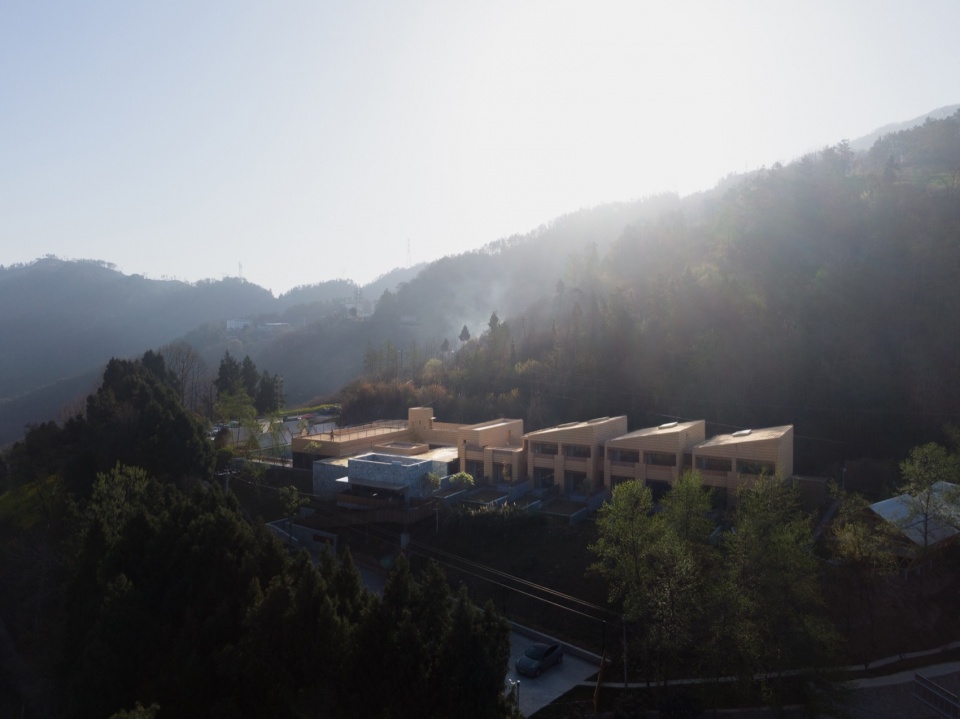 Pingwu Sichuan Plum villa by Archermit