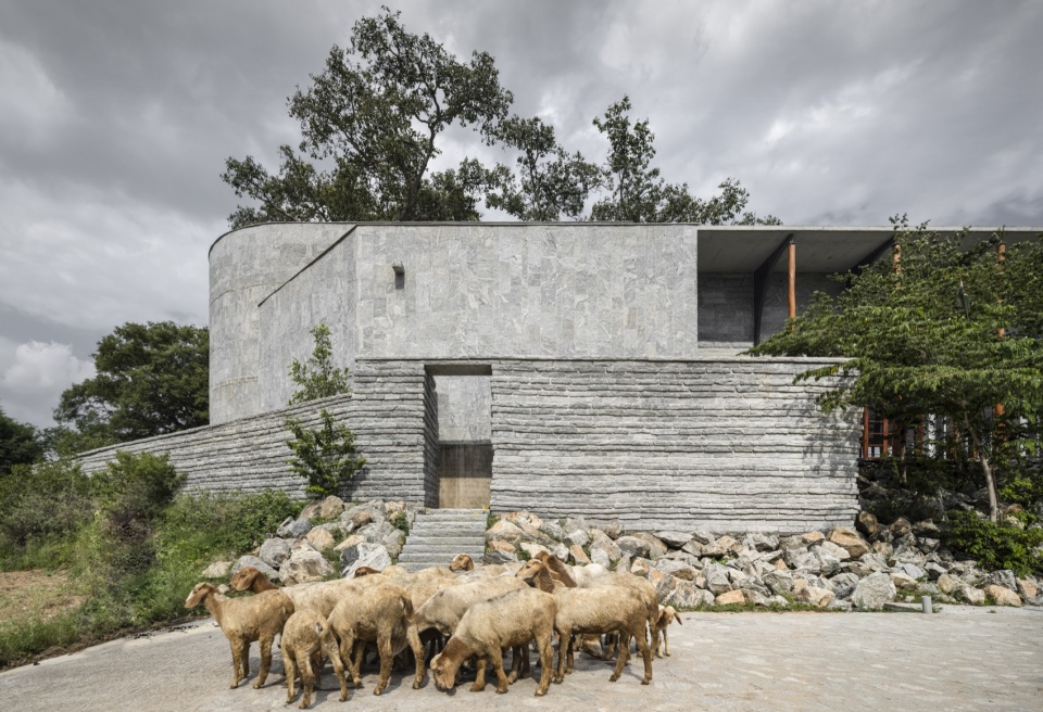 one tree hill by samira rathod design atelier