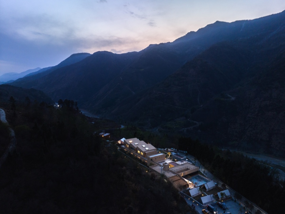 Pingwu Sichuan Plum villa by Archermit