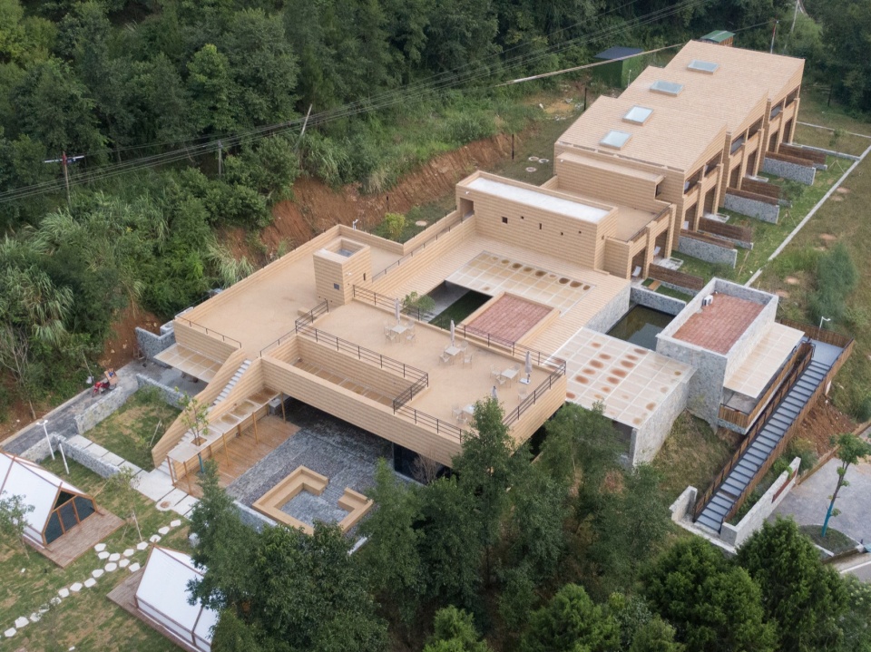 Pingwu Sichuan Plum villa by Archermit
