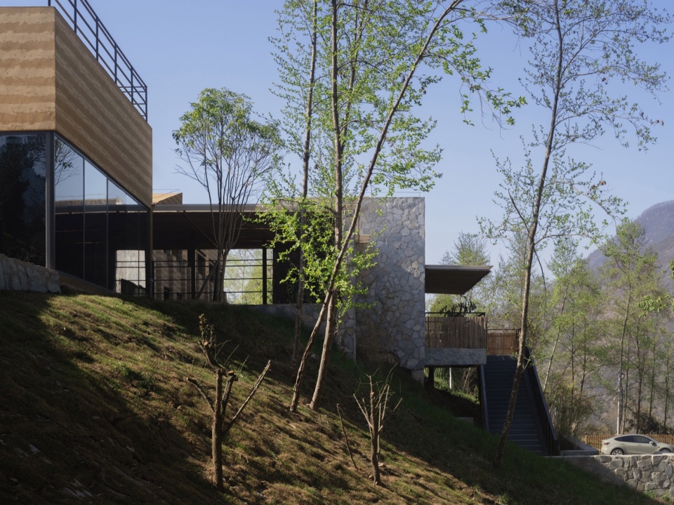 Pingwu Sichuan Plum villa by Archermit