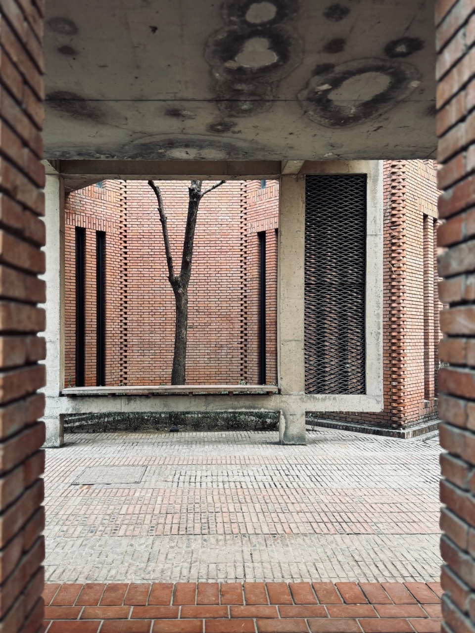 red brick art museum by dong yugan