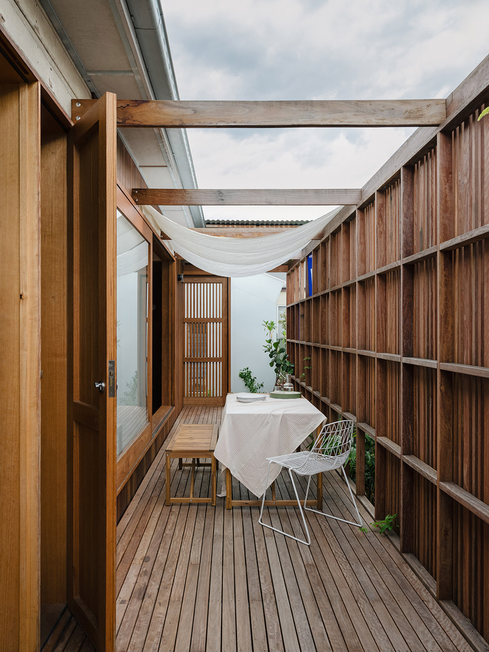 aru house by curious practice