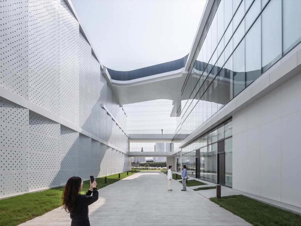 bmw foshan baochuang center by archihope uk ltd