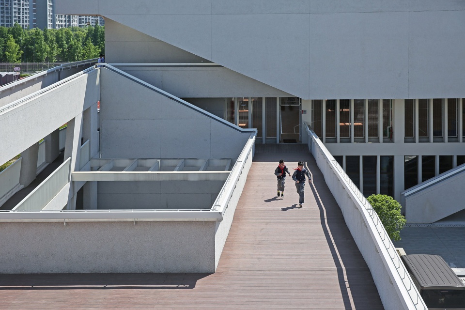 Defu Junior High School By Atelier GOM