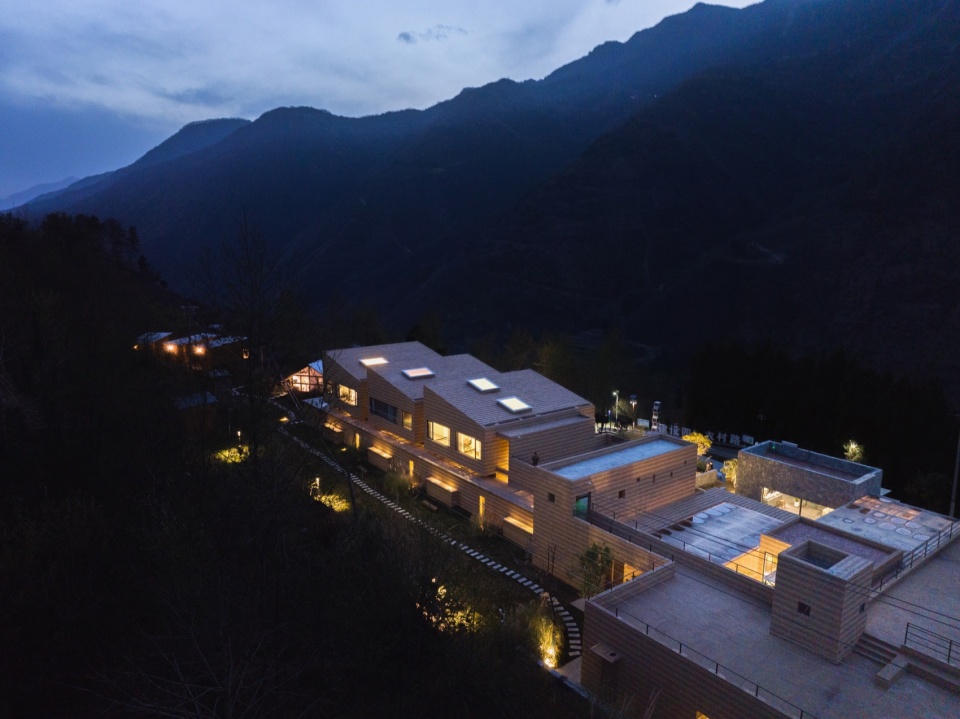 Pingwu Sichuan Plum villa by Archermit