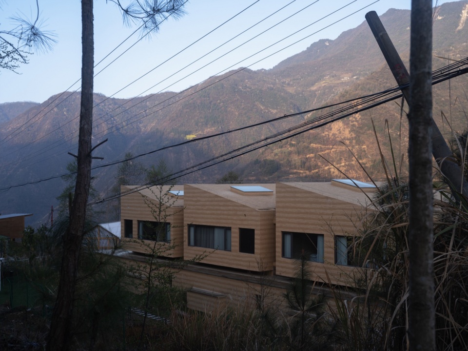 Pingwu Sichuan Plum villa by Archermit