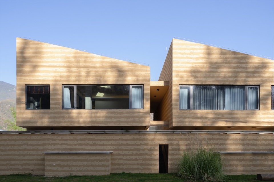 Pingwu Sichuan Plum villa by Archermit