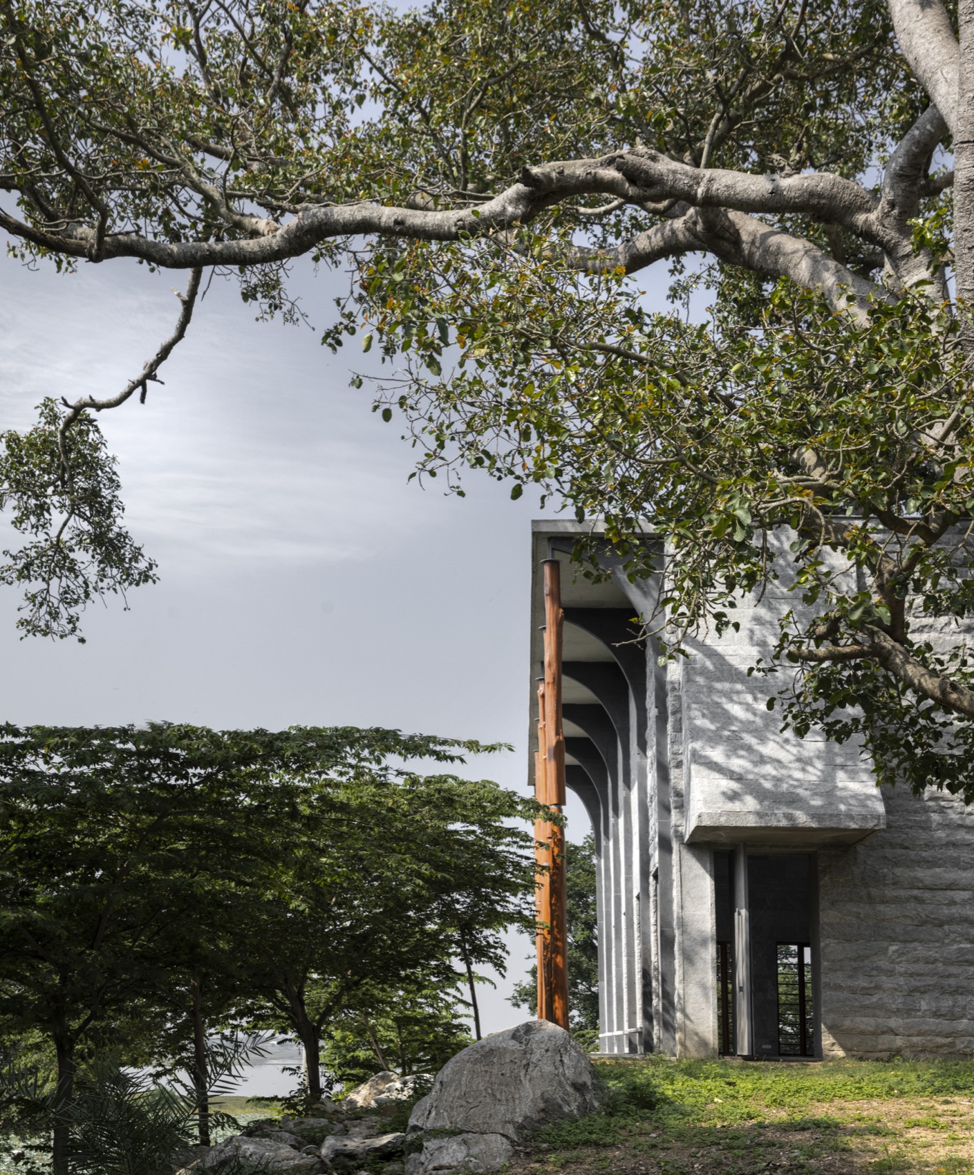 One Tree Hill by Samira Rathod Design Atelier - 谷德设计网