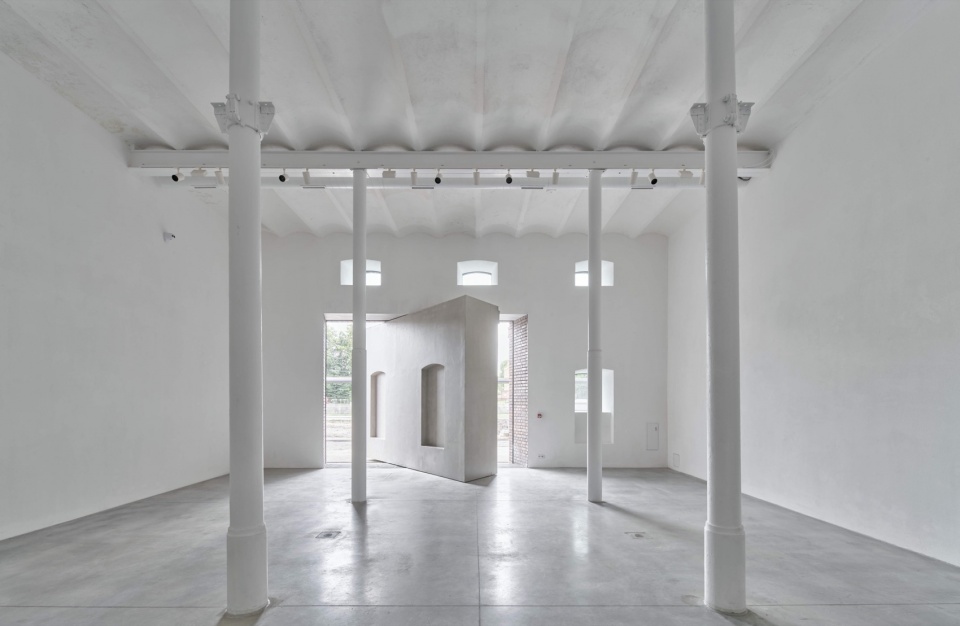 plato contemporary art gallery by kwk promes