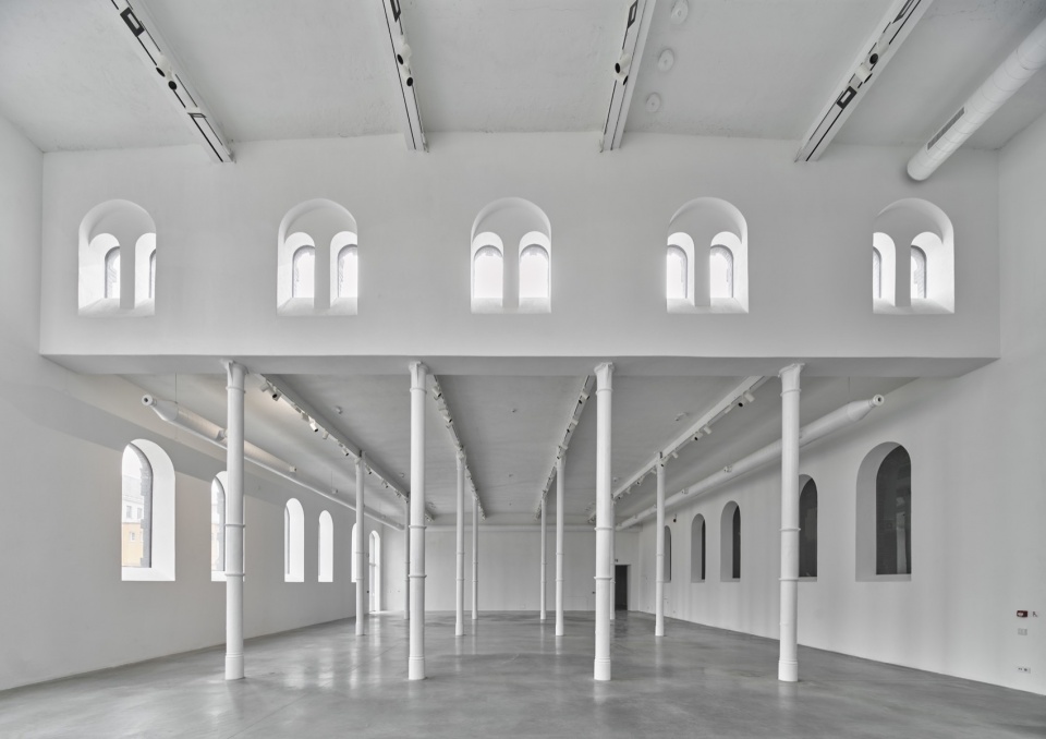 plato contemporary art gallery by kwk promes