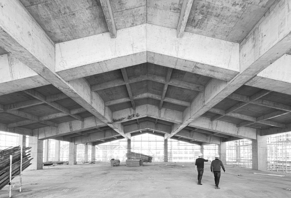 施工中的坡屋顶,Slope roof under construction © 有关工作室